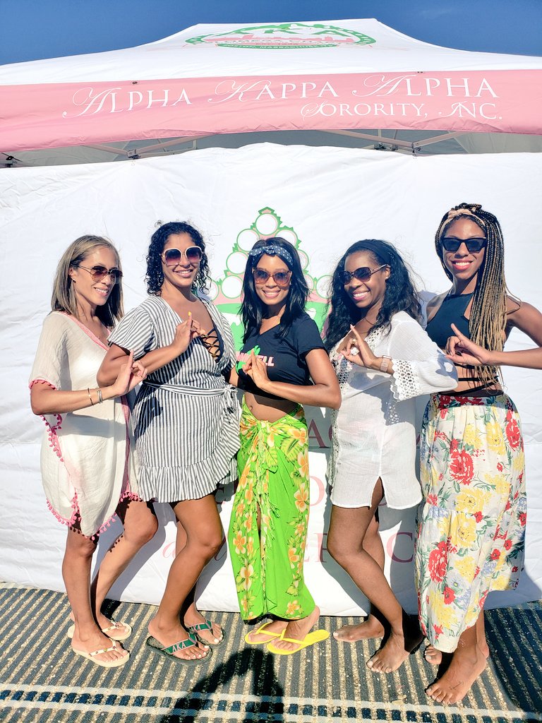 NiaAClark's tweet photo. Beautiful Day for Psi Omega's AKA Pinkwell beach party with a purpose on Martha's Vineyard.
#AKA #PsiOmega #Pinkwell #OakBluffs #MarthasVineyard https://t.co/3GpvdWmKWv