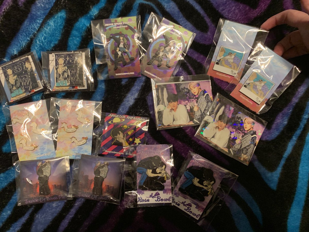 tiggrmommi's tweet photo. AYEEEE I GOT #BTSPINMAIL from @iPvPCrops 🥰🥰🥰🥰🥰🐰🐥🐰🐥💜💜💜 LOOK AT ALL THE BEAUTIFUL PINS!!!!! Sniffles. I love you Amy. 😭😘💜 #BTSPins #btsenamelpins #jikook #jungkook #jimin #namkook #somanyfreebies #BangtanBoysPins https://t.co/6fvW0fKFPZ