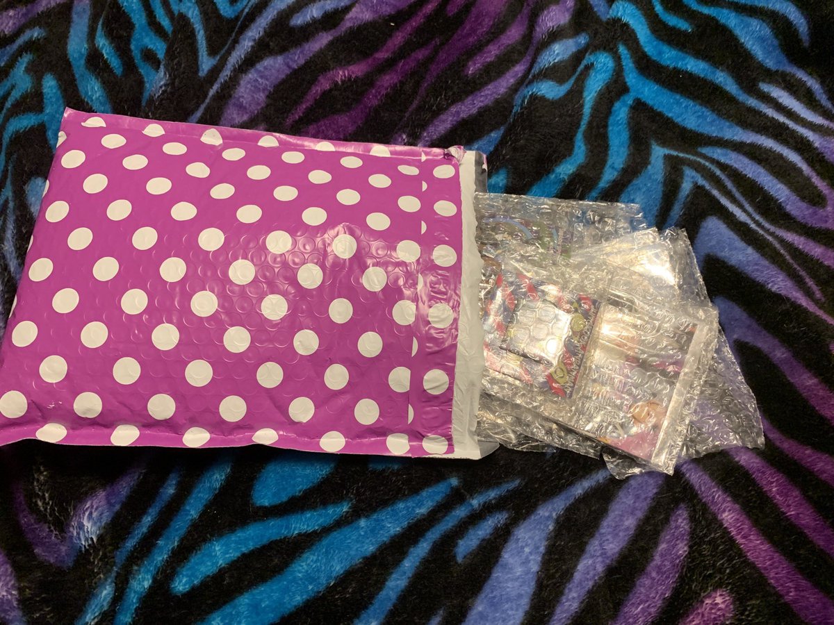 tiggrmommi's tweet photo. AYEEEE I GOT #BTSPINMAIL from @iPvPCrops 🥰🥰🥰🥰🥰🐰🐥🐰🐥💜💜💜 LOOK AT ALL THE BEAUTIFUL PINS!!!!! Sniffles. I love you Amy. 😭😘💜 #BTSPins #btsenamelpins #jikook #jungkook #jimin #namkook #somanyfreebies #BangtanBoysPins https://t.co/6fvW0fKFPZ