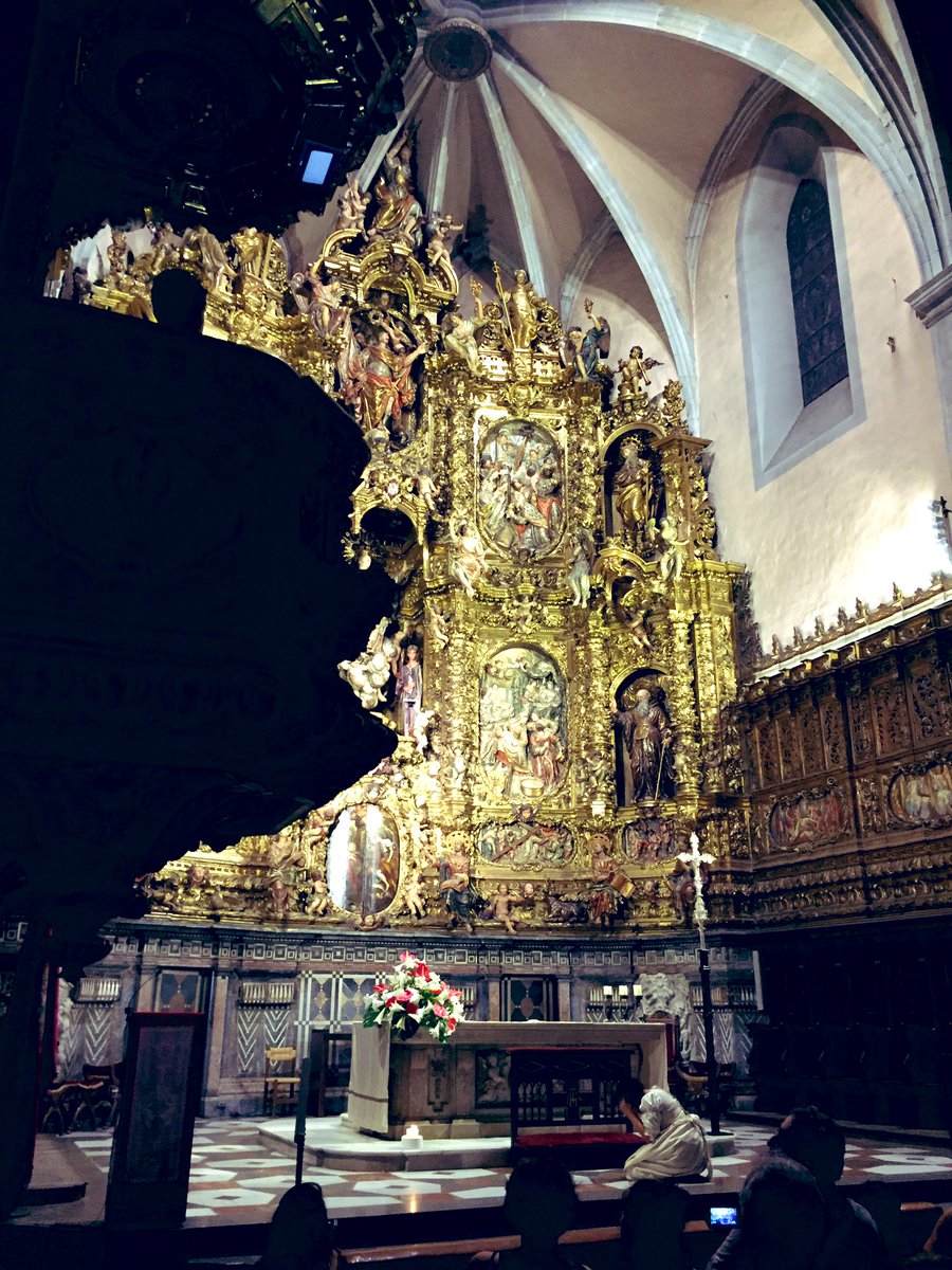 AjArenys's tweet photo. L’Església de santa Maria plena esperant un senyal diví. Al Mercat tothom buscant remeis terrenals de tota mena. #lapesta19 #ArenysdeMar https://t.co/YAz7d9Cnwg