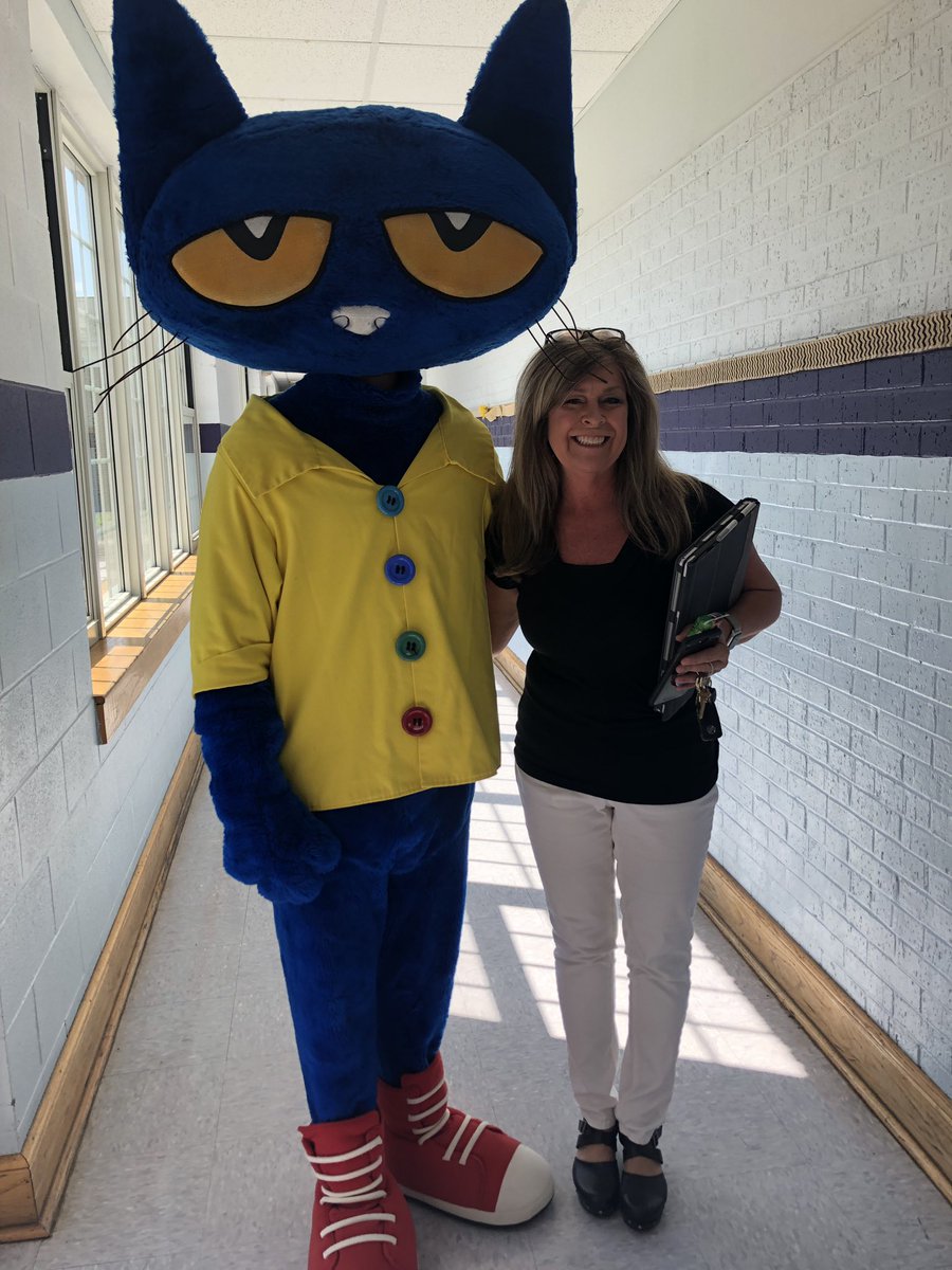 scwil85's tweet photo. Look who I bumped into at Hanceville Elementary today wearing his new school shoes! @CCBOEAL @Go_ALET #altic @HancevilleElem https://t.co/5oZ45gutOg