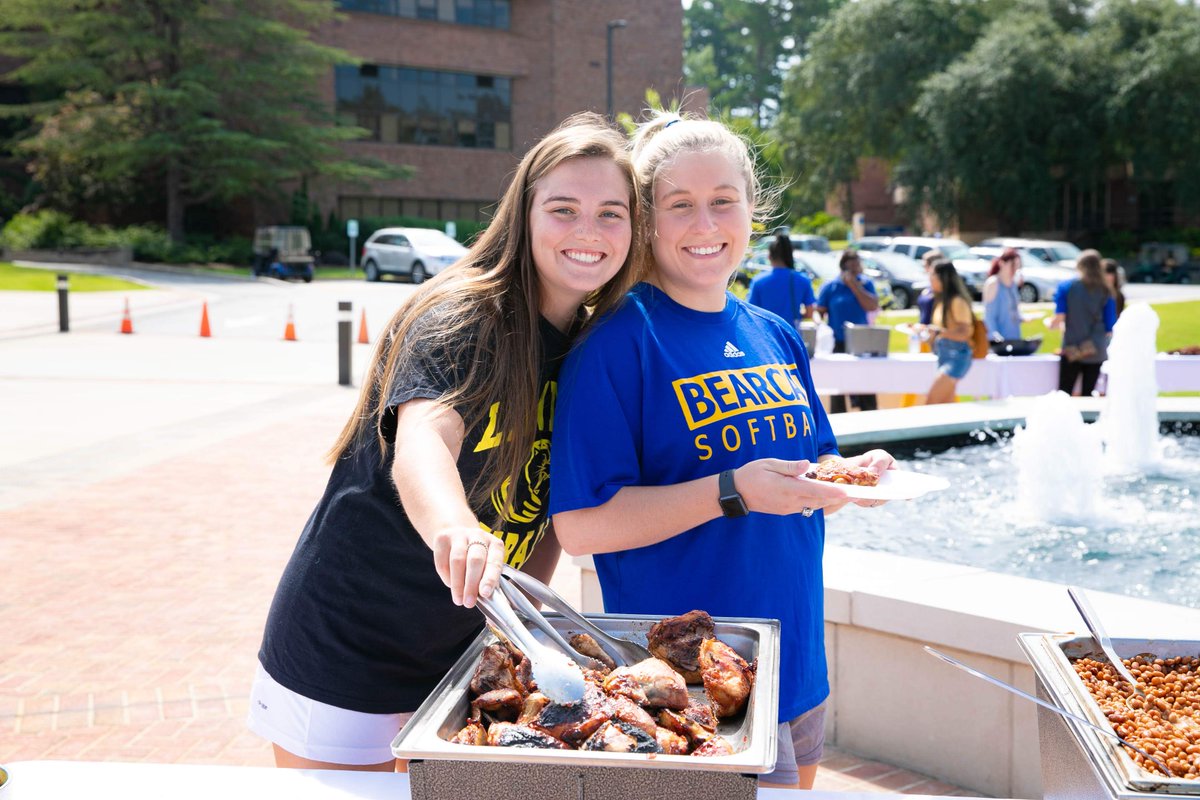 LanderUniv's tweet photo. Students had the chance to meet their professors and members of Lander's staff for a cookout on the front lawn this afternoon, as part of our #LaunchIntoLander series!
-Photos by Laura Brown
Full album: https://t.co/hzK8Bx5Ggs https://t.co/iavj8NddnF