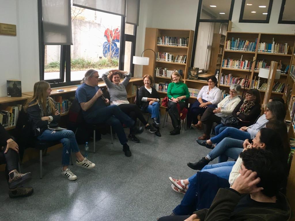FundacionFilba's tweet photo. “Cada palabra tiene normas y explotaciones, agua potable es una norma, agua falsa es una explotación.” Eduardo Abel Giménez en uno de los talleres del #FilbitaVillegas 🌟📖🍎 https://t.co/GVNDYZDARl