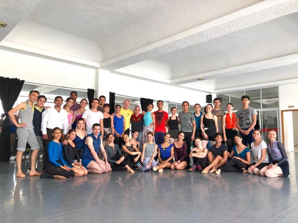 FilarmonicaJal's tweet photo. Feliz aniversario al @BalletdeJal, agrupación con quien hemos trabajado de la mano desde sus inicios.

¡Por muchas presentaciones más juntos! https://t.co/TKxwSouxZI