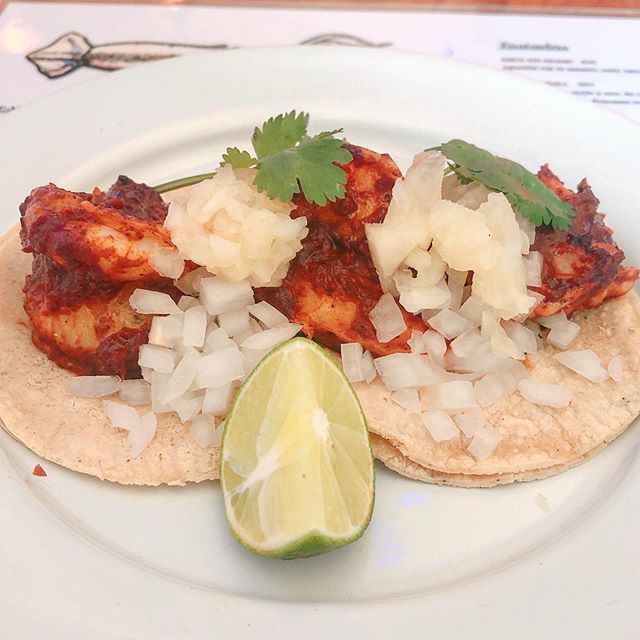 thebobmarlin's tweet photo. Albert Pujols. Dos tacos bebés de camarón al pastor. 👌🏼 https://t.co/7gfEG5g6Qz
