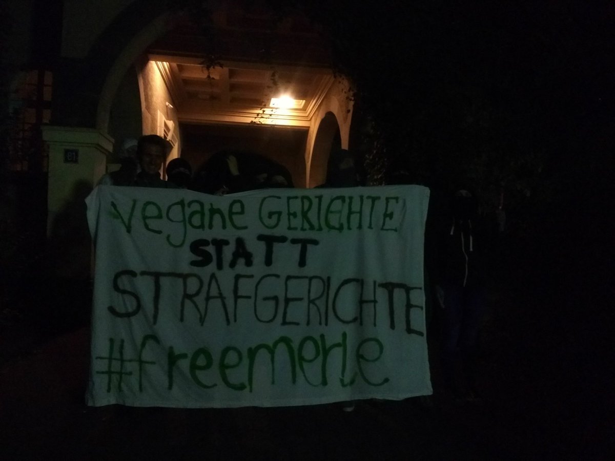 Dieses Bild wurde uns gerade zugeschickt:
Ein Soli-Banner aus Darmstadt!
Zeigt auch ihr euch solidarisch mit Merle,  organisiert Soli Aktionen und erzählt Merle in Briefen davon! 
Wir sind nicht alle, es fehlen die Gefangenen! #freemerle #burnallprisons #climatejustice