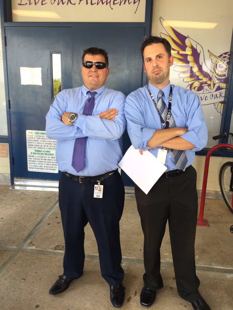 LiveOakAcademy1's tweet photo. To cool for school. #meninblue #twins https://t.co/6R9XSWT5Nw