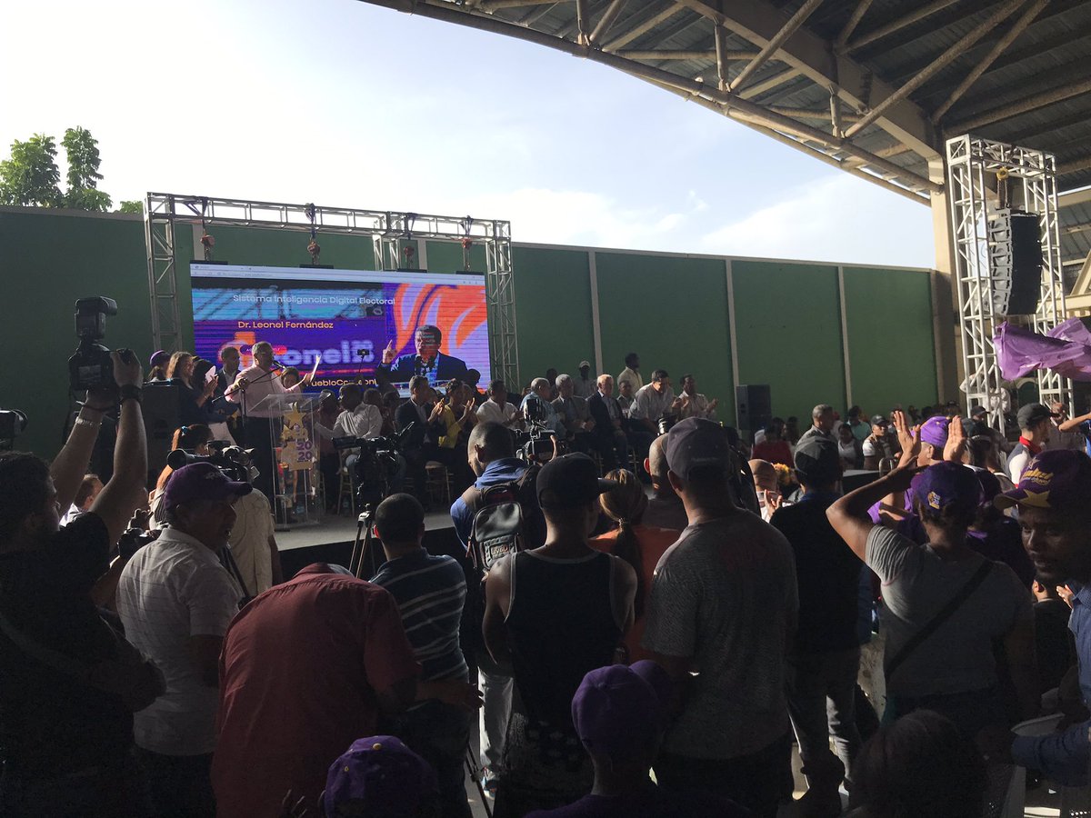 Rafelitova's tweet photo. En donde quiera que @LeonelFernandez anuncia una visita, ese lugar se abarrota con una inmensidad de personas llenas de esperanzas, satisfechos de los esfuerzos que él hizo en sus gobiernos y que en el próximo gobierno lo hará mucho mejor. #LaFuerzaDelPuebloConLeonel https://t.co/frm0x2p6pF