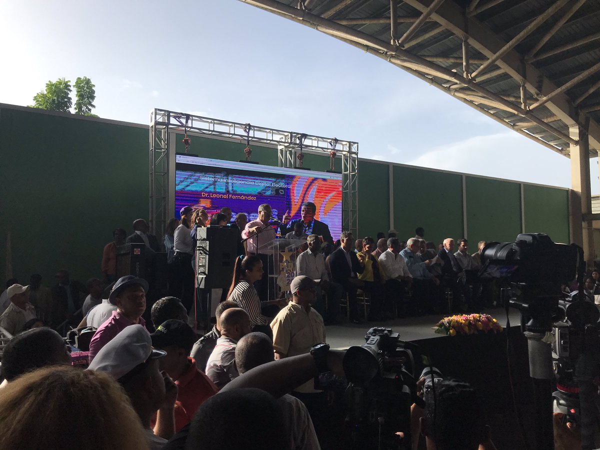 Rafelitova's tweet photo. En donde quiera que @LeonelFernandez anuncia una visita, ese lugar se abarrota con una inmensidad de personas llenas de esperanzas, satisfechos de los esfuerzos que él hizo en sus gobiernos y que en el próximo gobierno lo hará mucho mejor. #LaFuerzaDelPuebloConLeonel https://t.co/frm0x2p6pF