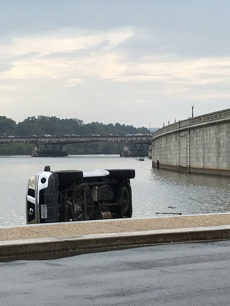 CarrieBethH's tweet photo. Ouch... someone is having a rough day. Hope everyone is okay. #dctraffic #memorialbridge #potomac https://t.co/jwVYkuXyQm