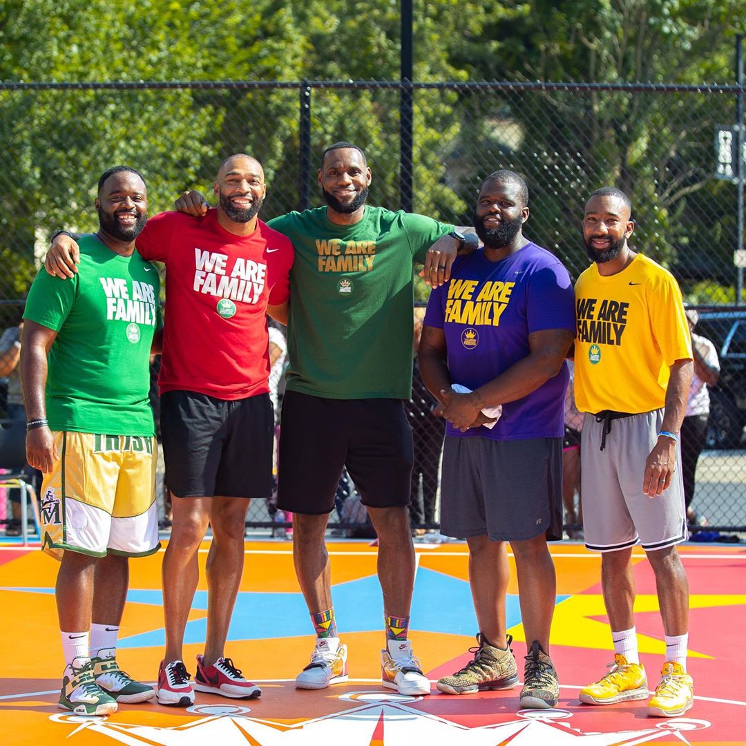 BleacherReport's tweet image. The KIDS from Akron.

(via @KingJames, @IPROMISESchool)