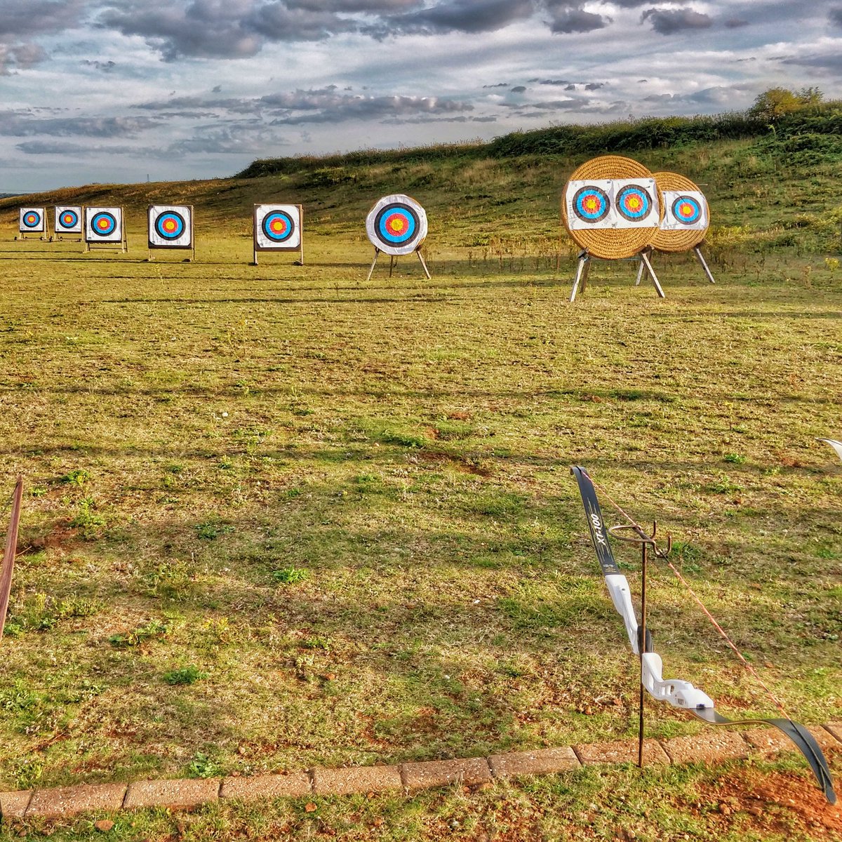 chriscwharris's tweet photo. Last night at home alone... and it's archery club night! #archer #archery #beardedarcher #barebow @archerygb @norfolkarchery @GreyGooseArcher https://t.co/ps7DA708JC