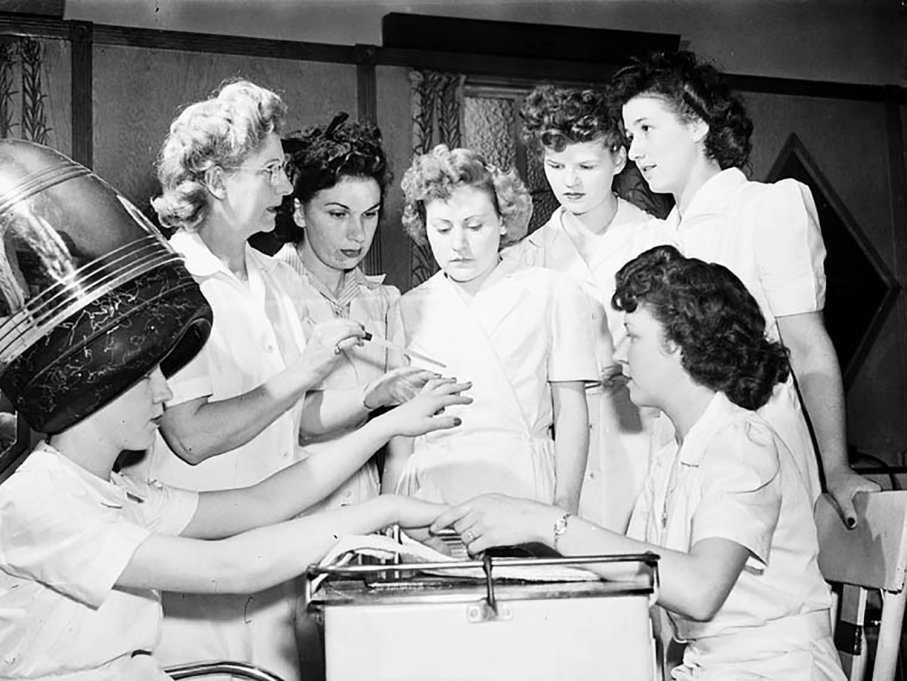 Dressed_Podcast's tweet photo. We answer a listener query about the moon-shaped manicure of the 1920s and 30s with Suzanne Shapiro, author of Nails: the Story of the Modern Manicure.

https://t.co/AlvhjYbFWi https://t.co/0mxj1NbypV