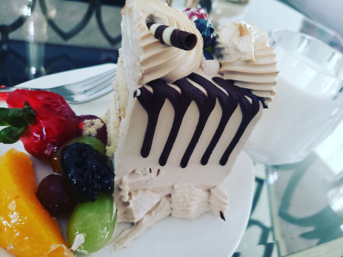 lizzbal's tweet photo. Cake timee https://t.co/0GZ7oL7vH6