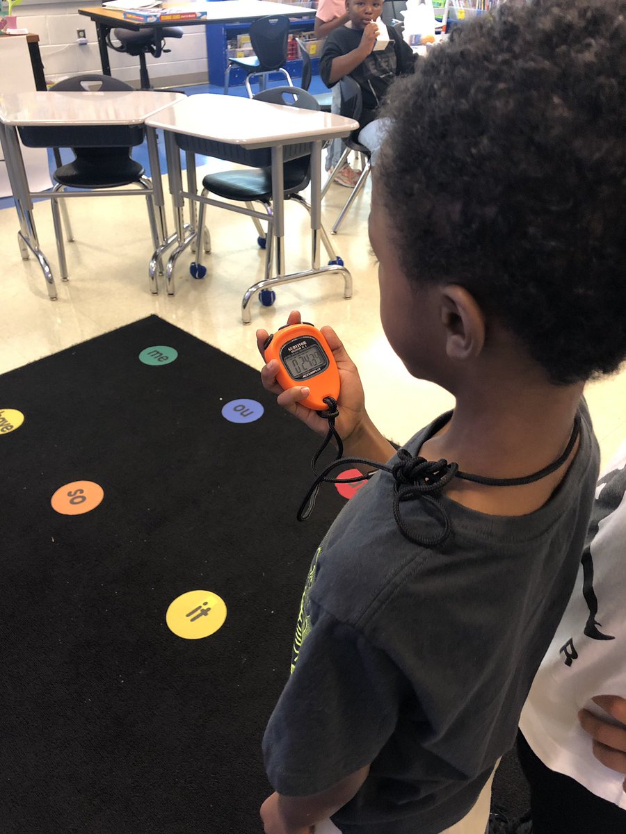 sumler_emma's tweet photo. Today, we spent time exploring our science tools! #oneccps @BellwoodBulldog https://t.co/PMwzUH0sbk