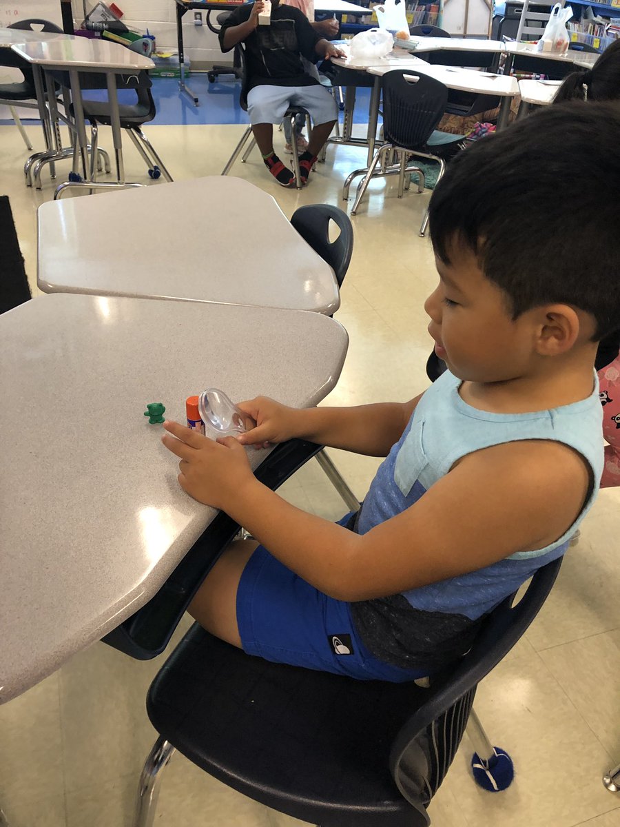 sumler_emma's tweet photo. Today, we spent time exploring our science tools! #oneccps @BellwoodBulldog https://t.co/PMwzUH0sbk