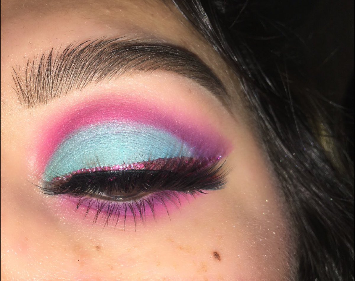 AraaRiveraa_'s tweet photo. Missed playing with colors🍭

Used “Take Me Back To Brazil” palette @bhcosmetics &amp; “Kitty Glitter” Eyeliner @TooFaced https://t.co/lN17K2nY9c