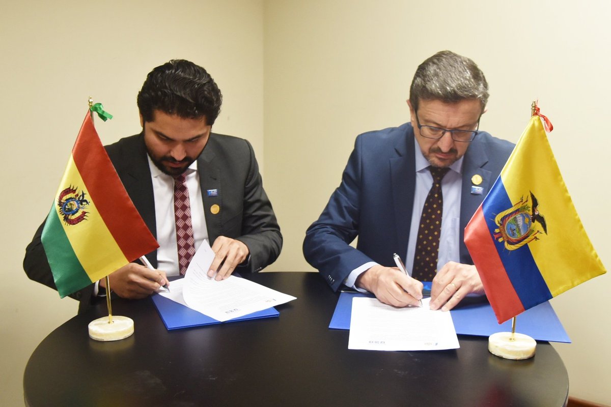 En el Auditorio del <a href="/Poder_Judicial_/">Poder Judicial Perú</a> de Perú, Iñigo Salvador Crespo de la <a href="/PGEcuador/">Procuraduría Ecuador</a> de Ecuador y <a href="/PabloMenachoD/">Pablo Menacho</a> de la @ProcuraduriaB de Bolivia, suscribieron un Acuerdo Interinstitucional, internacional de Cooperación en el marco de Sesiones de la #ALAP