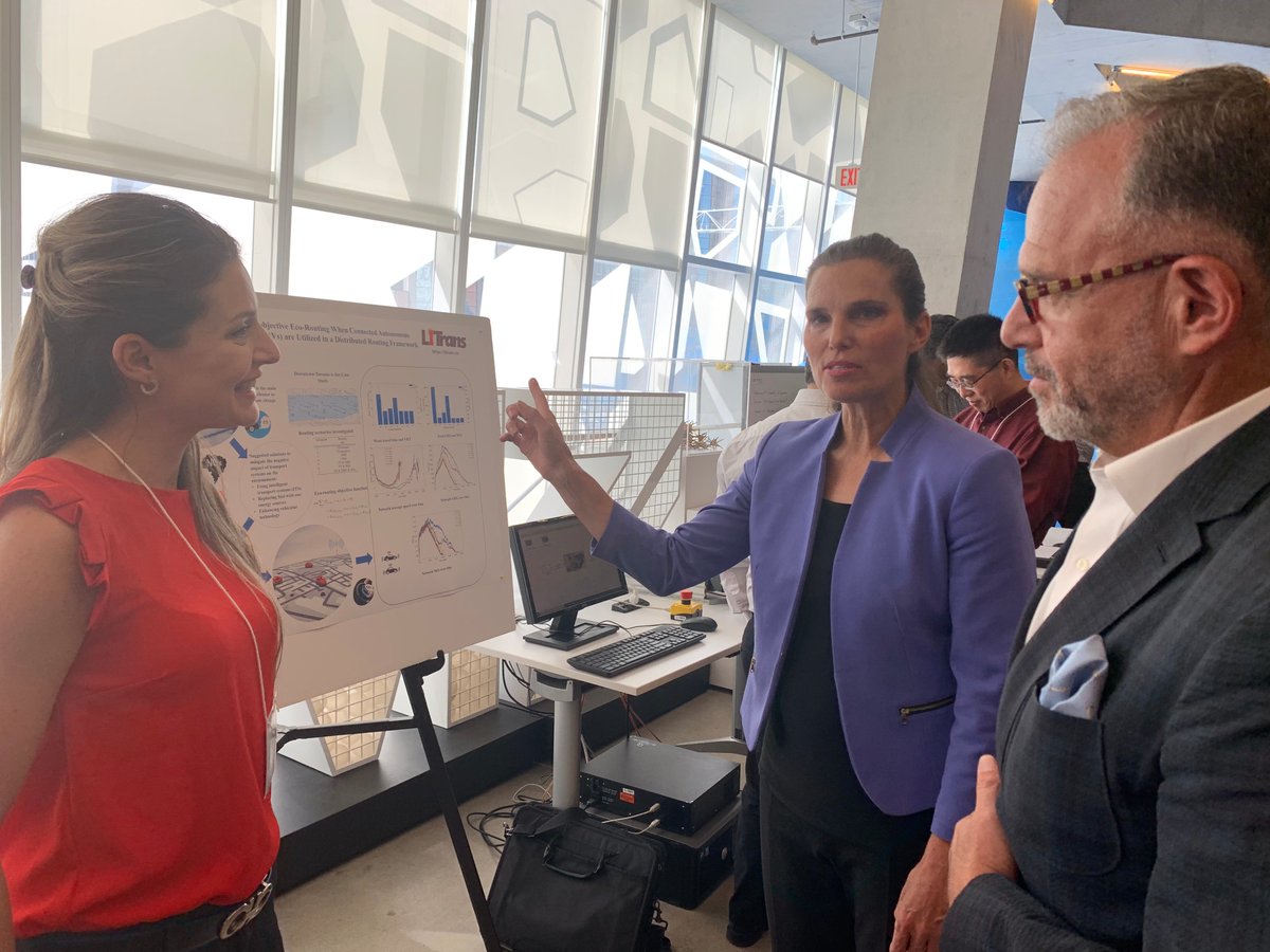 LiTrans_lab's tweet photo. It was a great pleasure today to present our current research to Minister @KirstyDuncanMP at @RyersonU. @RyersonResearch @RyersonFEAS https://t.co/Tz7RAvzzxH
