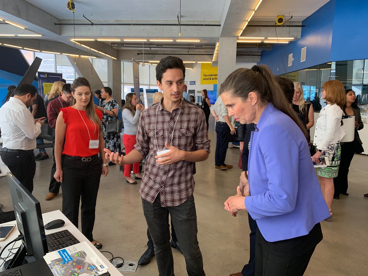 LiTrans_lab's tweet photo. It was a great pleasure today to present our current research to Minister @KirstyDuncanMP at @RyersonU. @RyersonResearch @RyersonFEAS https://t.co/Tz7RAvzzxH