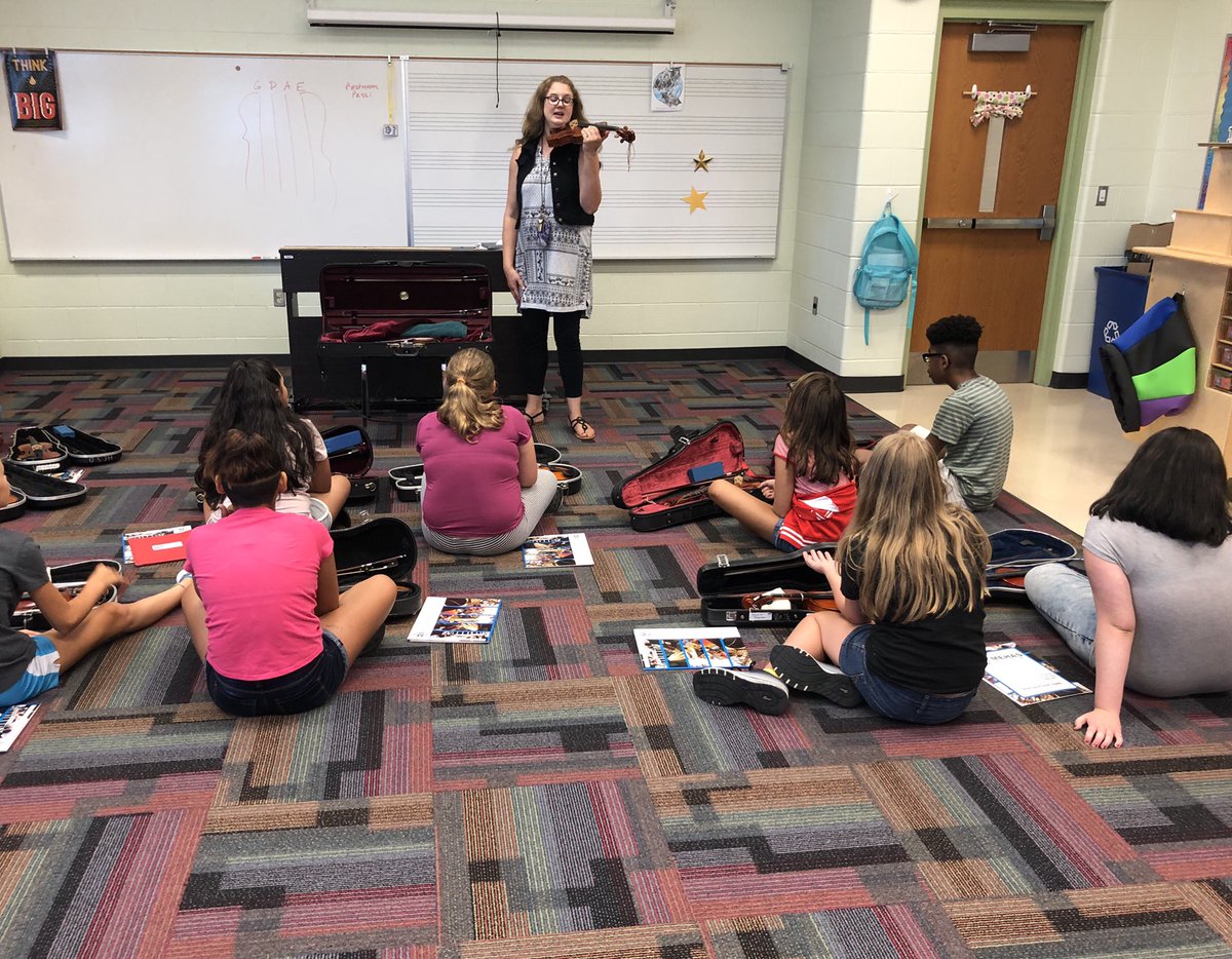 HCSD_Fine_Arts's tweet photo. 6th Grade Fine Arts Classes at Bridgeport are off to a great start! @BPPrincipalHCSD @BPAssistantP @BigBlueOrch @Hamilton_BPE #BigBlueOnTheMove #BackAtTheBlue #heARToftheBlue https://t.co/VeXQxSmWyq