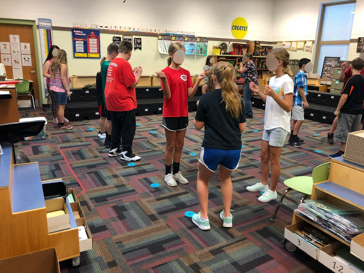 HCSD_Fine_Arts's tweet photo. 6th Grade Fine Arts Classes at Bridgeport are off to a great start! @BPPrincipalHCSD @BPAssistantP @BigBlueOrch @Hamilton_BPE #BigBlueOnTheMove #BackAtTheBlue #heARToftheBlue https://t.co/VeXQxSmWyq