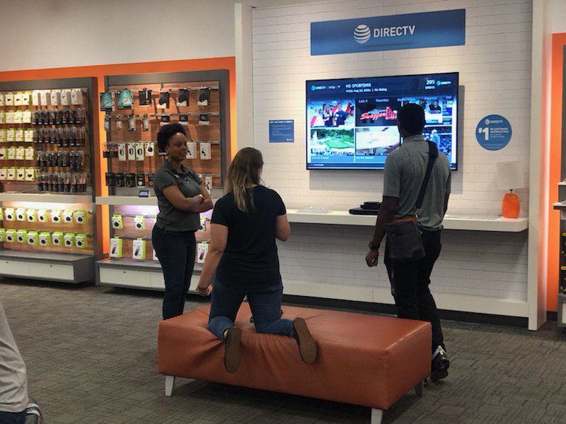 Brittan28028248's tweet photo. Helping out the AT&amp;T AR with best demoing practices!!!! #DirecTV #workingtogether #MyrtleBeachATT #ERIgnite #ARIgnite #EastUnleashed @eniggemann @jakefromATT1 @lizkozak6 @marvymoore @overfield_jack https://t.co/ZnKCnLIYPo