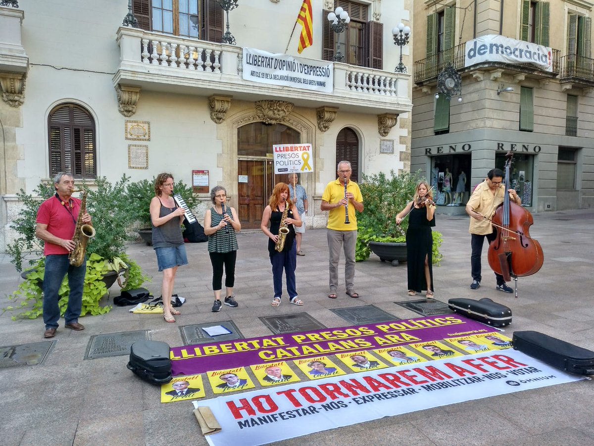 Avui com cada vespre hi hem tornat. Fa un any i 275 dies que toquem per vosaltres. Us volem lliures. No ens aturarem. <a href="/raulromeva/">Raül Romeva i Rueda</a> <a href="/junqueras/">Oriol Junqueras 🎗️</a> <a href="/joseprull/">Josep Rull i Andreu</a> @jordialapreso <a href="/quimforn/">Joaquim Forn</a> <a href="/omnium/">Òmnium Cultural</a>  <a href="/assemblea/">Assemblea Nacional Catalana</a> <a href="/jcuixart/">Jordi Cuixart</a> <a href="/jorditurull/">Jordi Turull i Negre</a> <a href="/ForcadellCarme/">Carme Forcadell Lluís</a> <a href="/dolorsbassac/">Dolors Bassa</a>