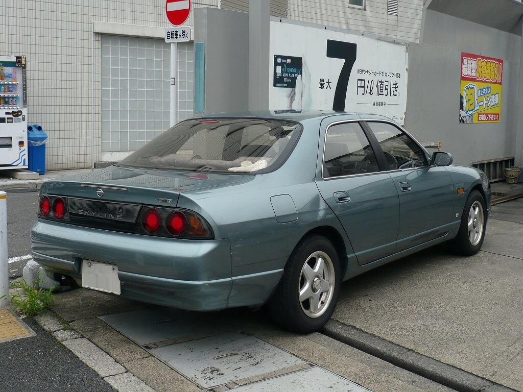 19bmw5i この系統だとr33初期にあったグレイッシュグリーンメタリックも好きなボデーカラーのひとつ 広報車 の一台がこの色で 当時の刑事ドラマ さすらい刑事旅情編6 でも時折登場しましたが 一般受けはせずr33の中でも1 2を競う希少色です