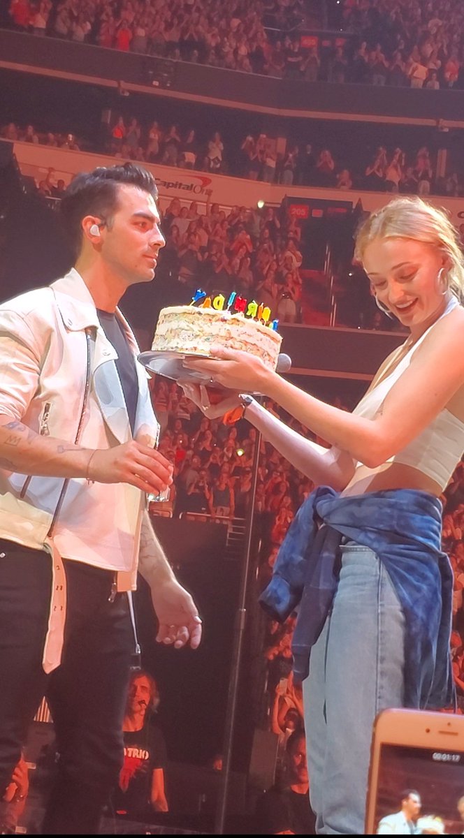 tarotwithsyd's tweet photo. This was the CUTEST thing. #HappinessBeginsTour https://t.co/bSwe5s104B
