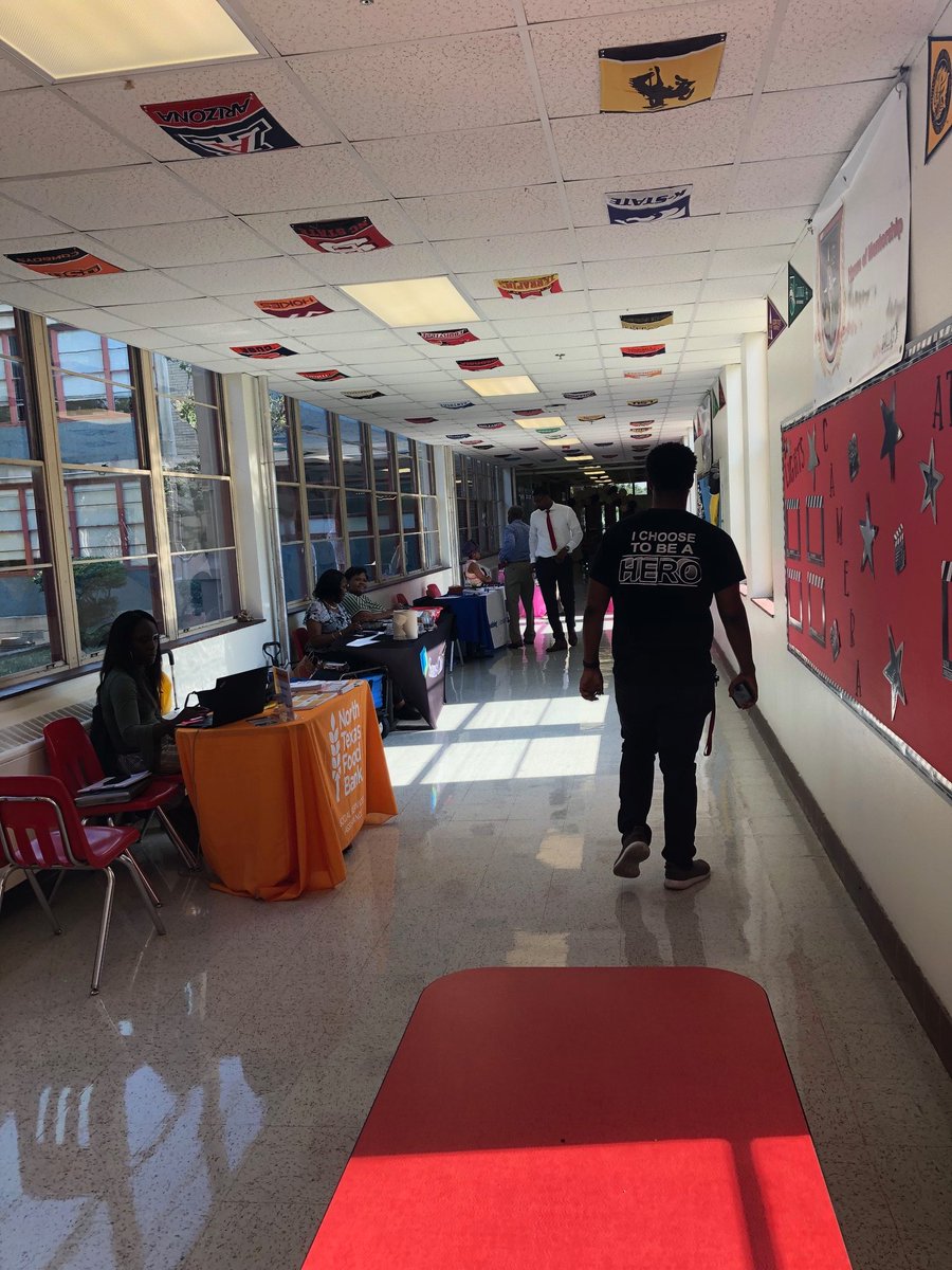 Shondula69's tweet photo. @TheModel_7 SETTING THE STAGE FOR EXCELLENCE! ATWELL MIDDLE SCHOOL ROCKS! https://t.co/BGOJ6dXR8J