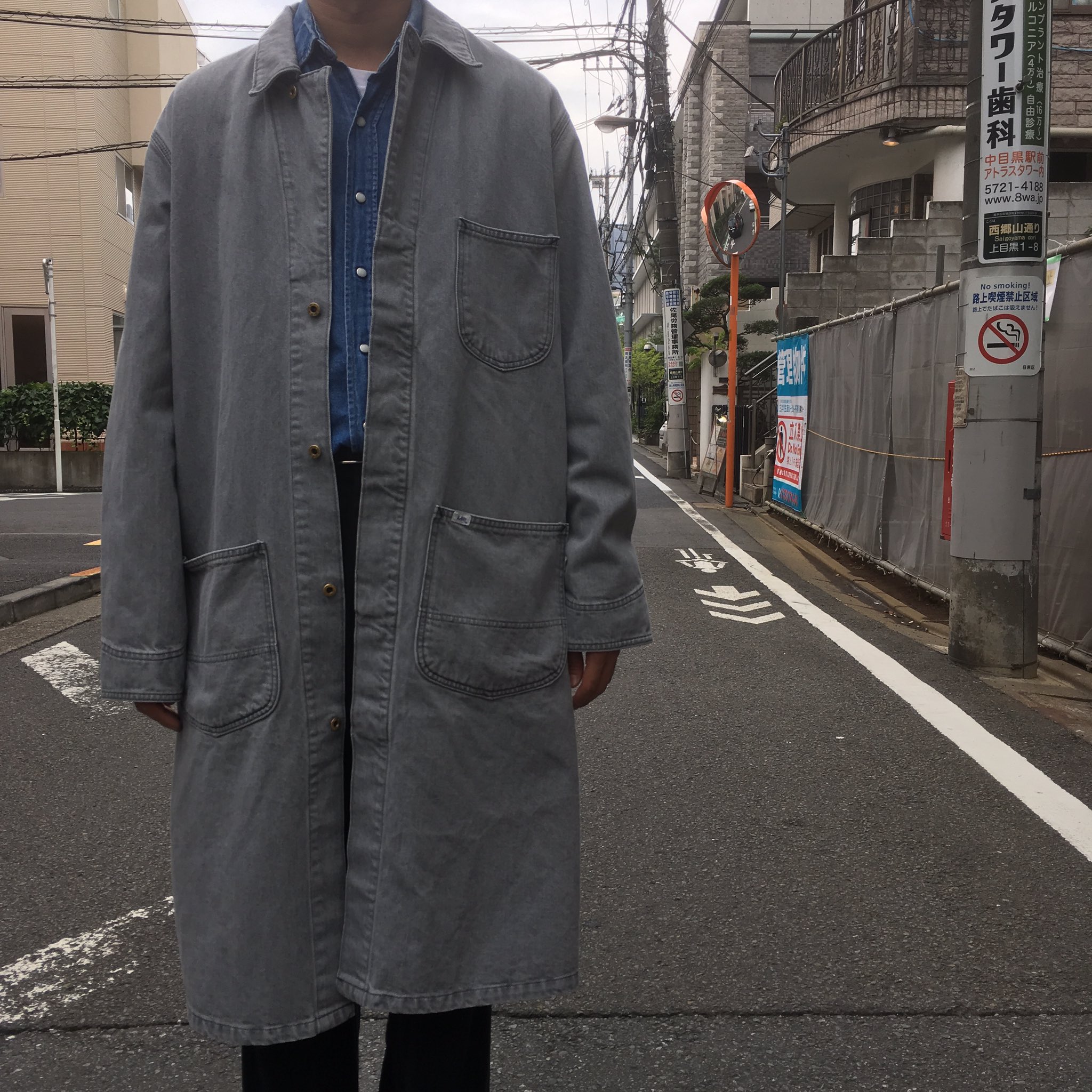 1ldk Digawel Leeのショップコートは洗いの掛けられたブラックデニムの色味が絶妙な仕上がり しっかりと着丈がありながら ワークなディテールとモダンな雰囲気を併せ持った1着です 3シーズン着られるのもポイントです 35 000 Tax T Co