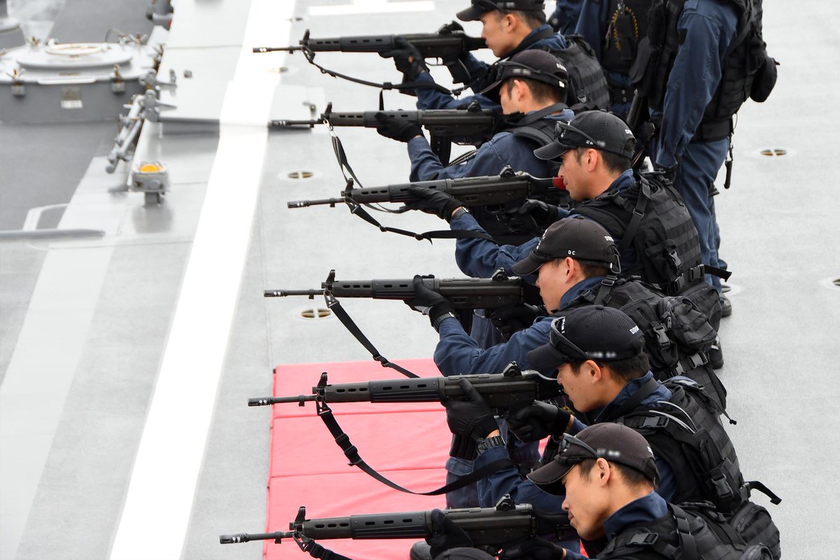 JMSDF_PAO's tweet photo. 8月15日、派遣海賊対処行動水上部隊（第34次隊）の護衛艦「さざなみ」は、これから始まるソマリア沖アデン湾での海賊対処任務に向けて、立入検査隊訓練を行いました。また、終戦記念日に際し、訓練を始める前に戦没者に対し黙とうを行い、平和を護りぬく決意を固く誓いました。 https://t.co/kuCJa1idN2