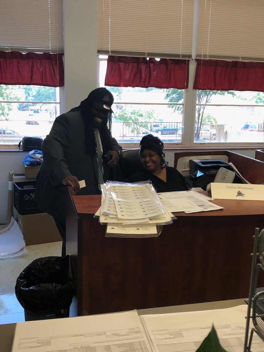 Shondula69's tweet photo. @TheModel_7 SETTING THE STAGE FOR EXCELLENCE! ATWELL MIDDLE SCHOOL ROCKS! https://t.co/5FrQ49Xvtx