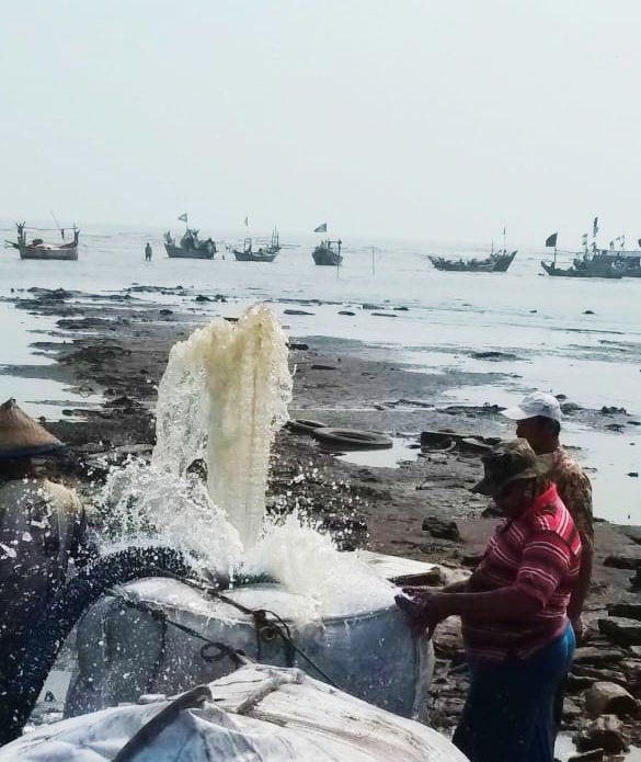 bang_akbar27's tweet photo. Penyedotan pasir di Muara yg dangkal masih terus berjalan. Saat ini membuat tanggul atau badan jalan. Nelayan kedua daerah Kab.Karawang dan Kab.Bekasi tak melaut jumat ini. Masih tetap dgn biaya swadaya dan andilnya Krg Taruna Tanjung Pakis. @susipudjiastuti @ekasupriatmaja https://t.co/Jlw1hVwT60