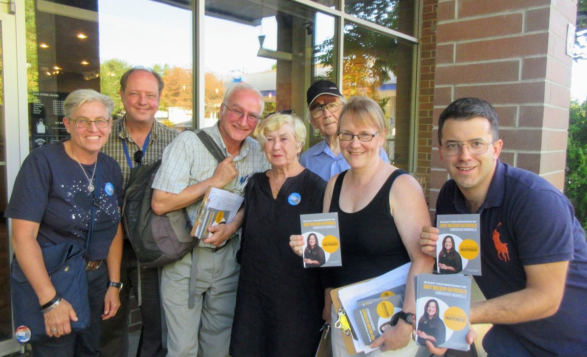 princeof416's tweet photo. #TeamJWR hitting the streets of #VanGran on another spectacular Vancouver evening - folks proudly #StandWithJody &amp; ready to send her back to Ottawa! Go #Jody4VanGran! #CDNpoli #Vanpoli #Elxn43 https://t.co/WcOvJIfZwu