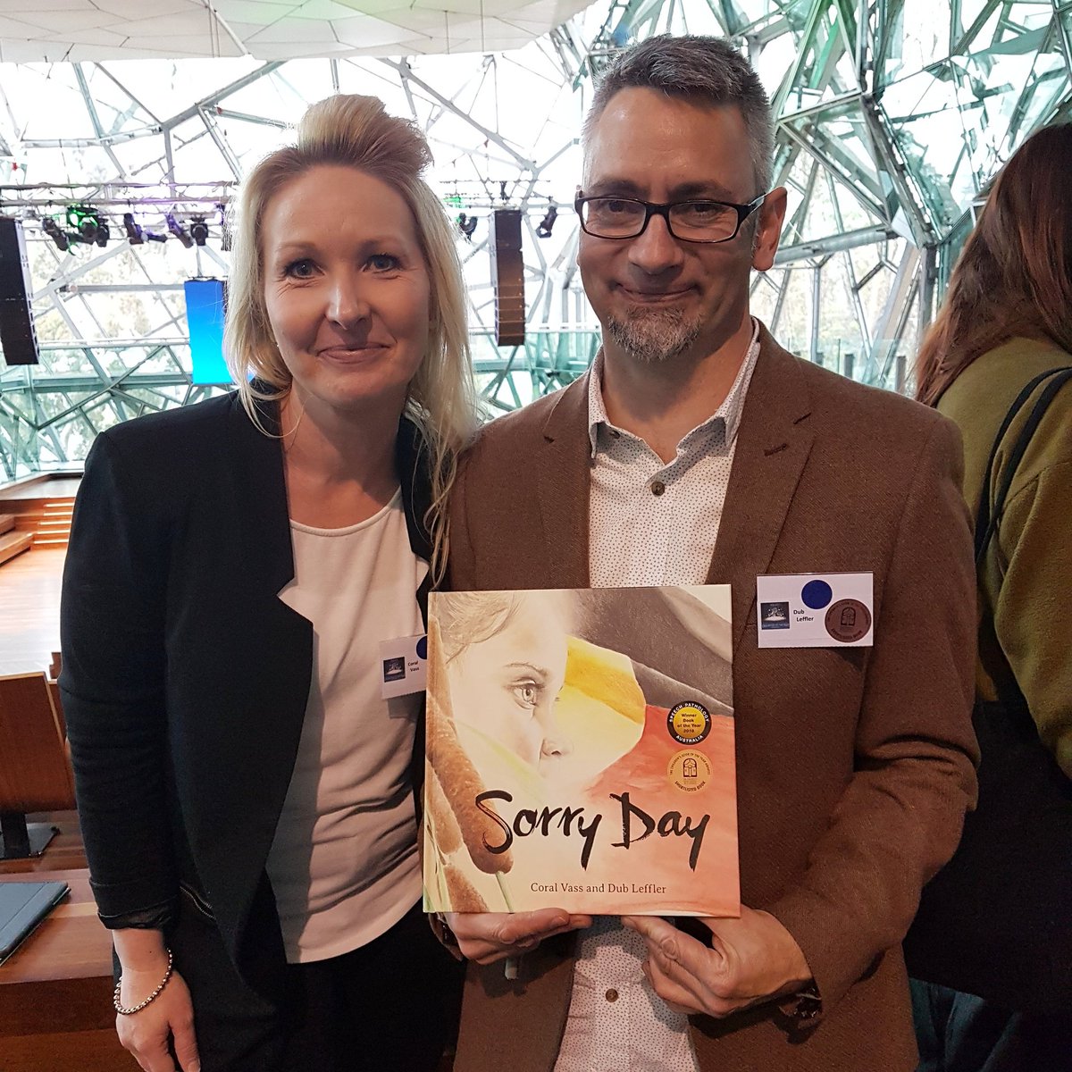 TheCBCA's tweet image. @coralvass and @DubLeffler with their book 'Sorry Day' winner of the 2019 Eve Pownall Award. Congratulations!
#cbca2019 #sorryday
