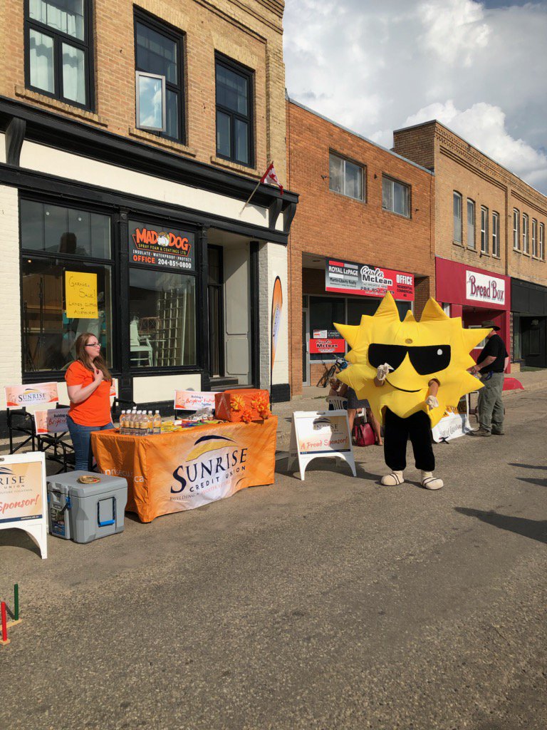 SunriseCU's tweet photo. Some #SunriseFun at the kick off to the Virden Indoor Rodeo tonight. 🌞 Sunny spent time hanging out with the #OilCaps & and is looking forward to Misty Street coming on stage soon! Join us! https://t.co/miIlUGAyiy