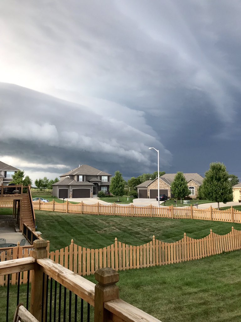 LELeFever's tweet photo. This front was an awesome opportunity to talk about storms with my 3 year old. @fox4wx @ErinKCTV5 https://t.co/V4CKkUGxsH