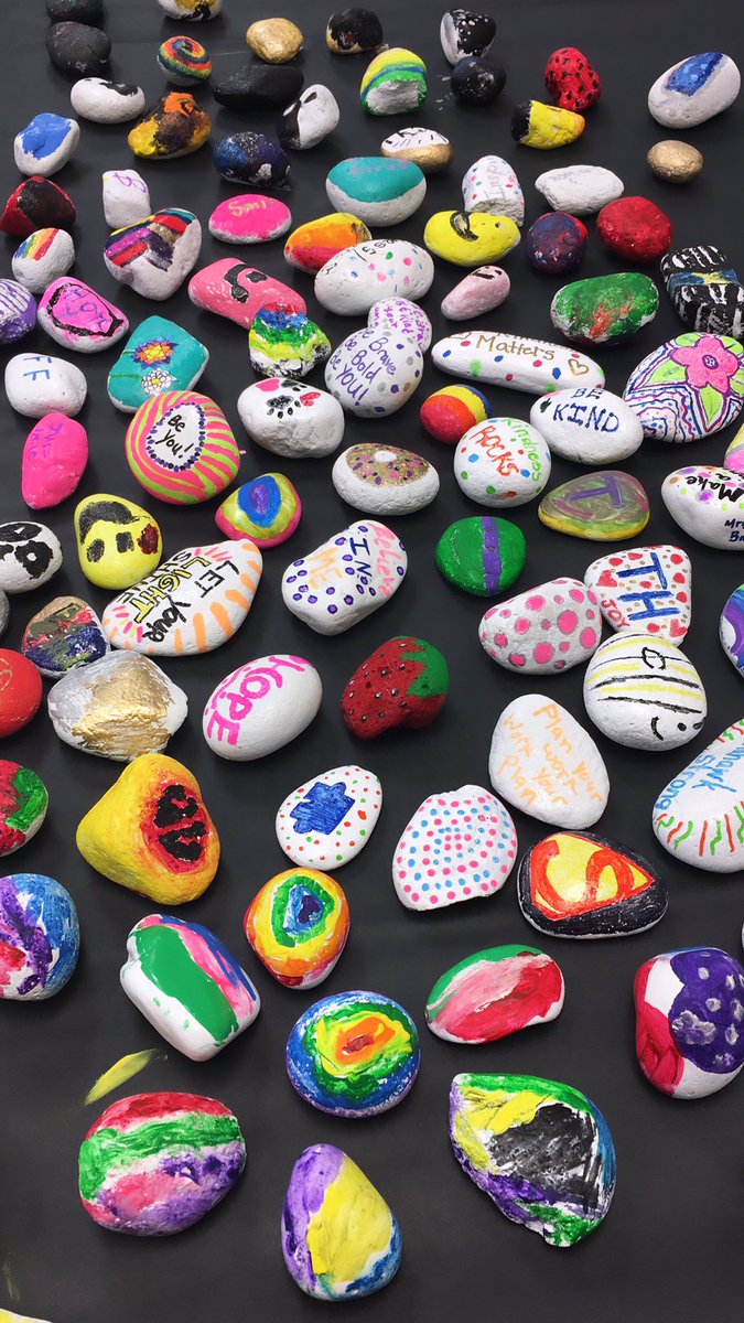 MrsKerksiek's tweet photo. First day in the art room! Some quick get to know you activities, asking students what they love about art, and painting collaborative kindness rocks as a whole school! 🎨❤️ #arted #elementaryart #elementaryOATS https://t.co/45qsAwUeto