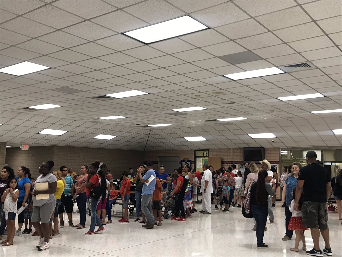 RodrigoLoRe_TX's tweet photo. #WeAreAldine #EscamillaES Meet the Teacher https://t.co/jXuQJVCfUS