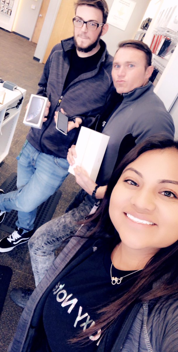 itzaa_hernandez's tweet photo. SM swap here in Sheboygan. Having fun with customers and getting the best offers we can in store. #everyonegetsatablet! @Hawley11511 @terryliptak @dgarrett2404 @mark_nachman https://t.co/6vjvlCU6vG