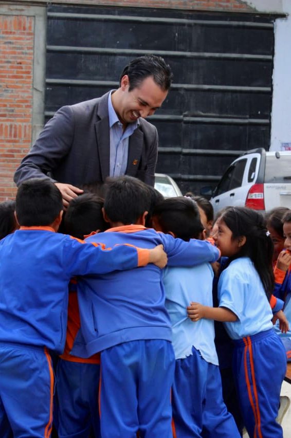 eleduja's tweet photo. Los tiempos son perfectos; finalizo una etapa de trabajo, servicio y pasión por #Loja. 2 años 2 meses de aportar, unir y construir desde @GoberLoja. Gracias a Dios por la fortaleza y al Gobierno de nuestro Presidente @Lenin por su confianza. Nos abrazó un lema #LojanoApoyaALojano https://t.co/NtFakwgauu