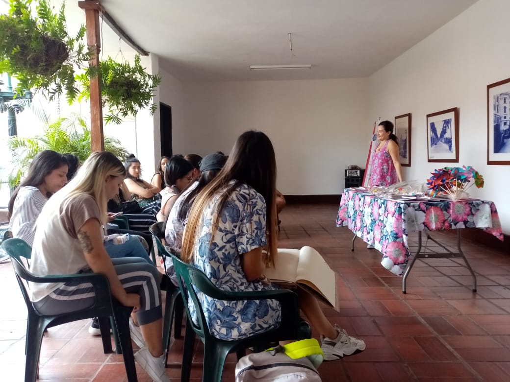 MacetasCali's tweet photo. En el día de hoy realizamos un taller de elaboración de macetas de dulce, con @upbcolombia 

El equipo del proyecto "Dulces y Artenas" estuvo presente.

Apoyo de @mincultura  | Programa Nacional de Concertación Cultural y el acompañamiento de la @CaliCultura  y @CreActivosCine. https://t.co/ixFpMaYxjd