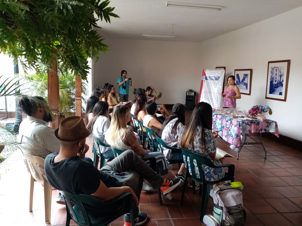 MacetasCali's tweet photo. En el día de hoy realizamos un taller de elaboración de macetas de dulce, con @upbcolombia 

El equipo del proyecto "Dulces y Artenas" estuvo presente.

Apoyo de @mincultura  | Programa Nacional de Concertación Cultural y el acompañamiento de la @CaliCultura  y @CreActivosCine. https://t.co/ixFpMaYxjd
