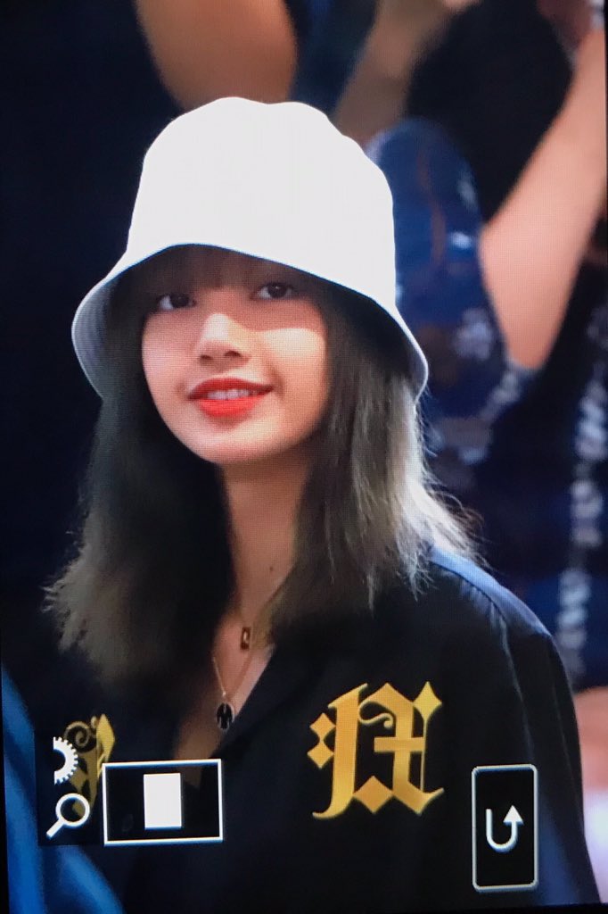 lisazzang327's tweet photo. 190816 ✈️
#BLACKPINK #블랙핑크 #LISA #리사 https://t.co/fJFIzvC8Ex