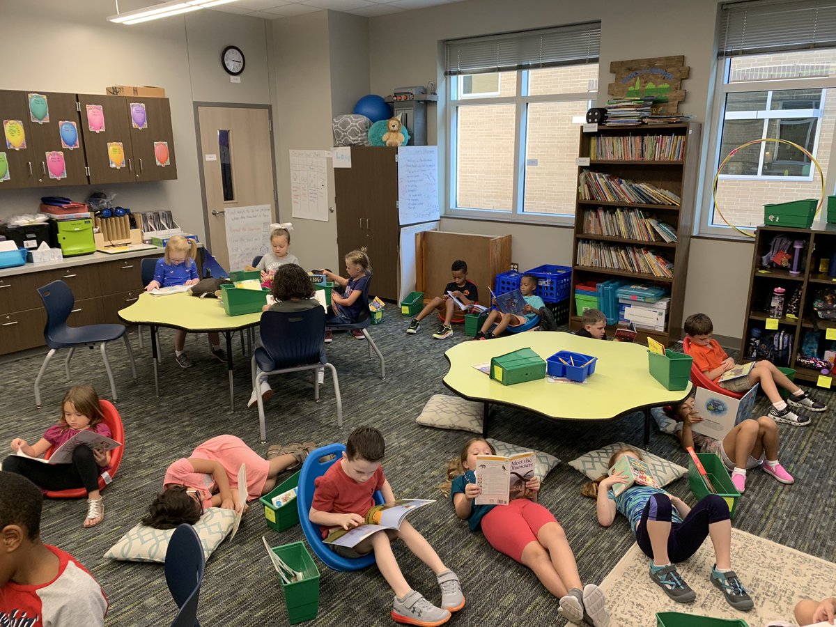 Kerra_Glover's tweet photo. We are working to extend our silent reading time! We made it SIX minutes! #wearegroves #gloversgrizzlies #readingtoself #getcomfortable #flexibleseating https://t.co/pweeymaqaQ