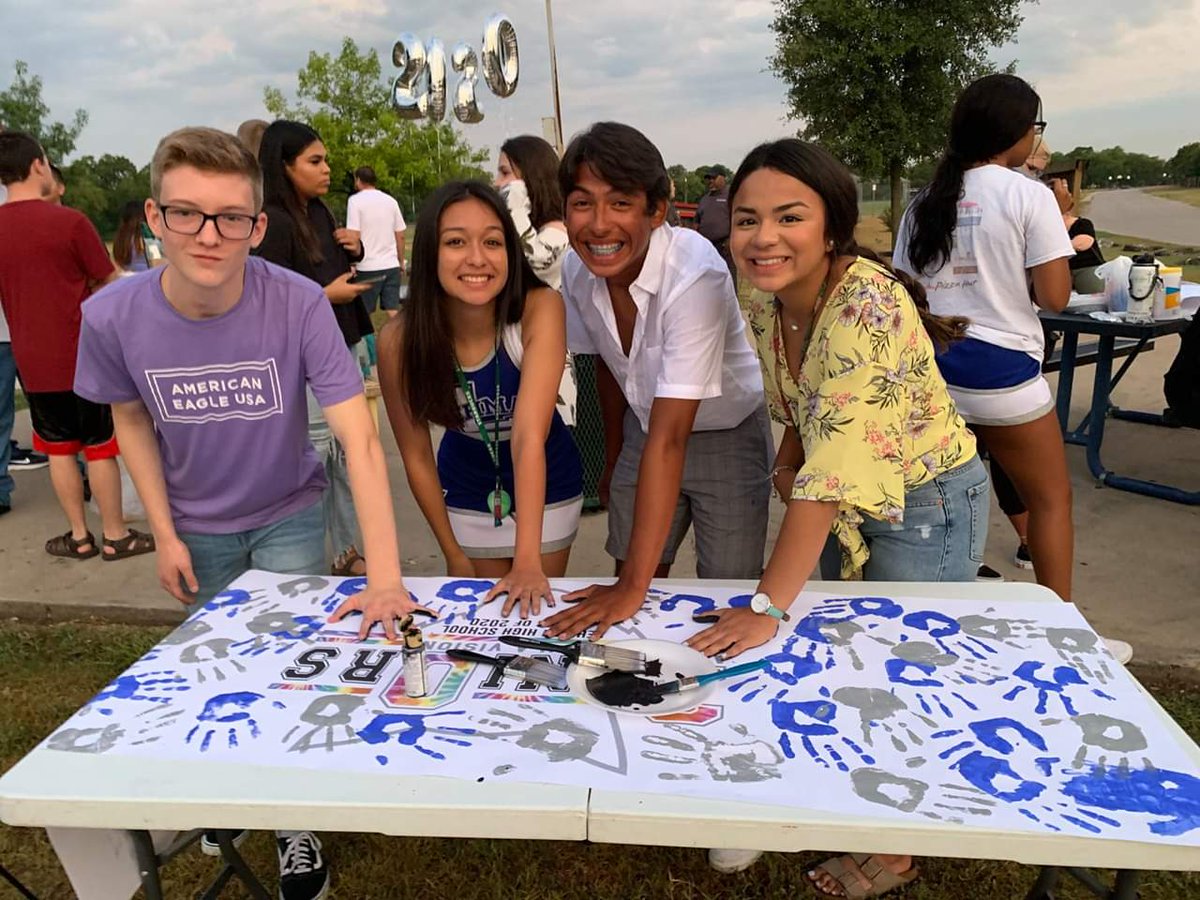 CoachCisneros's tweet photo. It was a pretty great first day of school, kicking off with Senior Sunrise with @Lehman2020. The Senior Officers did a great job of setting this event up! https://t.co/ijRvNSptFx