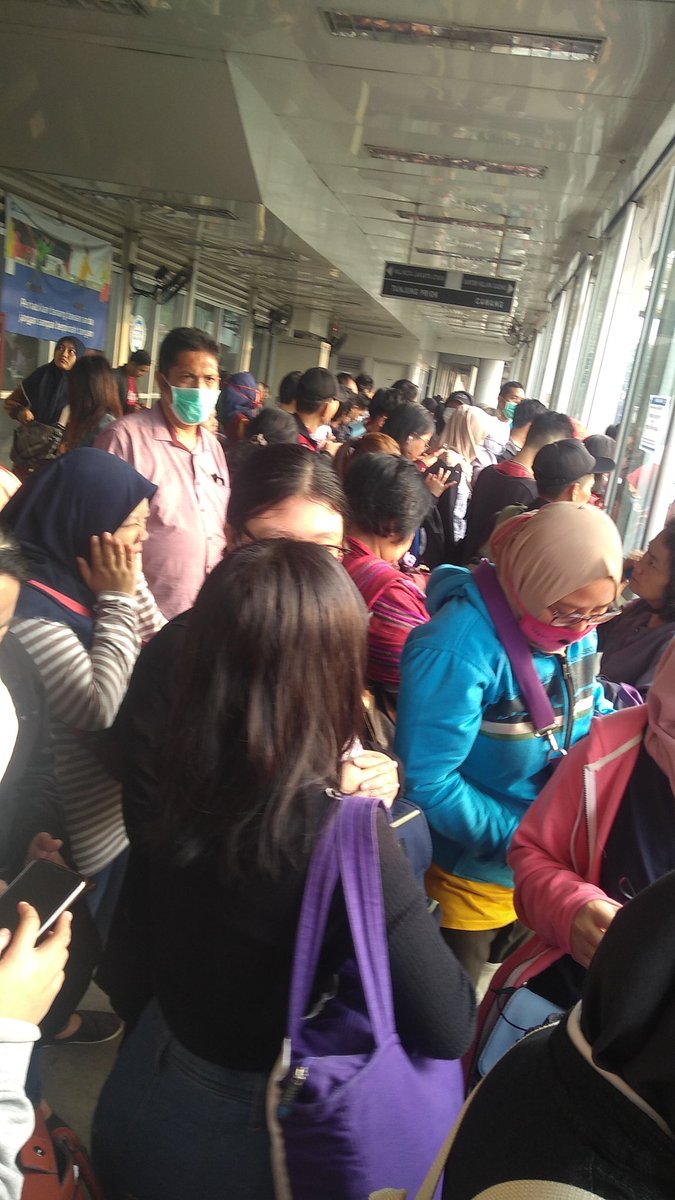 idesck's tweet photo. @PT_TransJakarta  selamat pagi. Inilah yg terjadi tiap hari di halte plumpang dan sunter sejak bus penjaringan pindah transit. Bus ndak Ada Dan penumpang membludak. Tolong ditinjau lagi keputusannya ya. https://t.co/OQq1FJt58N