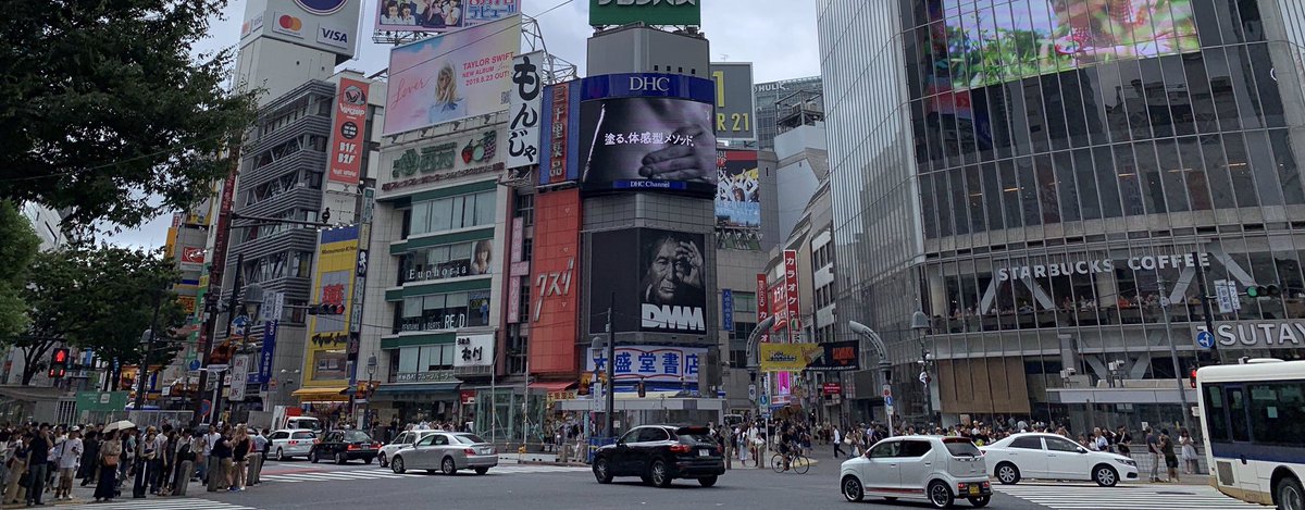 TSwiftNewsJP's tweet photo. いよいよテイラー・スウィフトの待望のニューアルバム「Lover」リリースまで１週間!!昨日、渋谷駅前のスクランブル交差点近くに巨大看板の設置が完了しました🔧更に現地時間の本日8/16にはアルバムタイトルにもなっている「Lover」も配信スタート!!!
ご予約はこちらから→
https://t.co/hXIolc4pSM https://t.co/qbLnNxuvMM